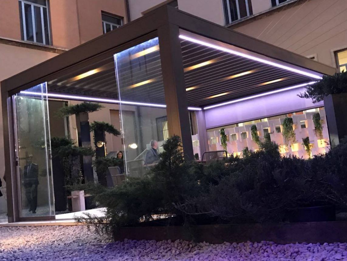 PERGOLA BIOCLIMATICA A LAMELLE ORIENTABILI AUTOPORTANTE OPERA PRATIC